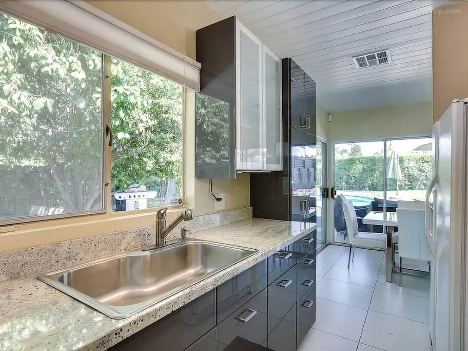 Serene 4 Bed 3 Bath Heated Pool Natural Backyard Heart Of Palm Springs Exterior photo